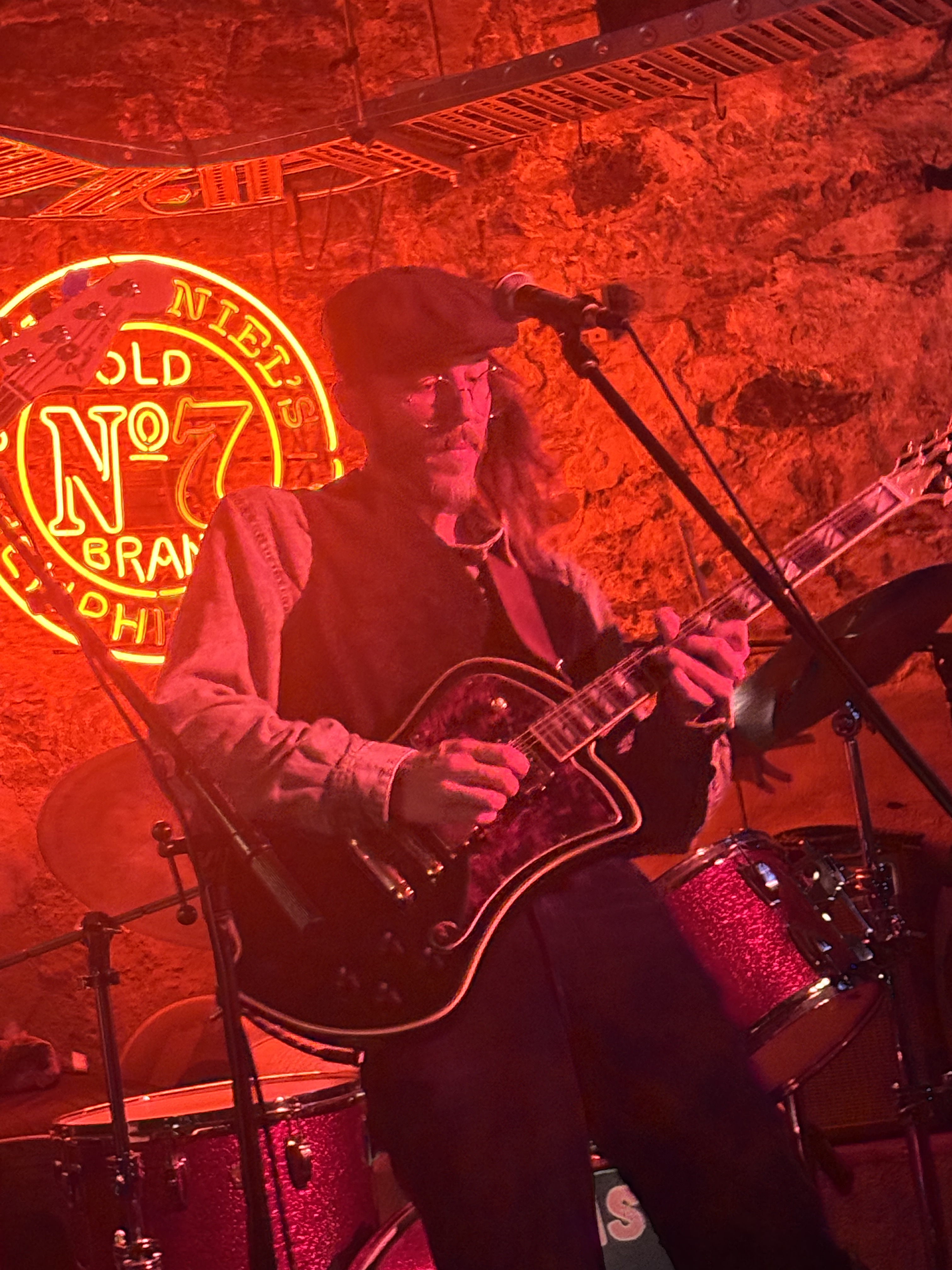 Jess Foenander performing live on guitar